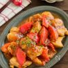 ごはんがすすむ!鶏肉とトマトのガリバタ炒め
