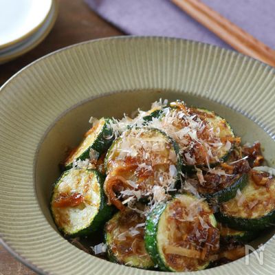 作り置きにも!かんたん副菜『ズッキーニの生姜おかか炒め』