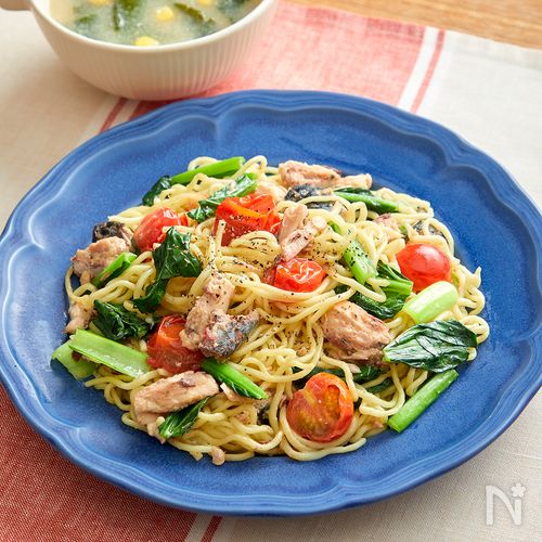 さば缶と小松菜のイタリアン焼きそば・洋風わかめスープ