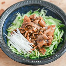 濃厚なタレが絡む！豚バラ肉ときゅうりの中華風サラダ