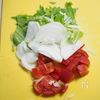 野菜と混ぜ合わせて簡単!お皿でトルティーヤの工程1