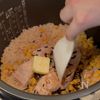 炊飯器に入れるだけで絶品!【鮭の炊き込みご飯】の工程2