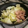 キャベツと卵とお魚ソーセージ炒めの工程2