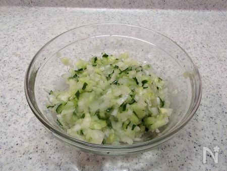 野菜を切り、水気をしっかり絞る
