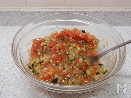 野菜と調味料を混ぜ合わせる