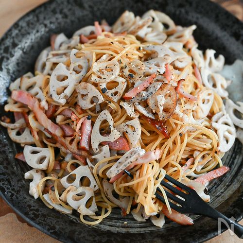 やみつき！ベーコンとれんこんのめんつゆバターパスタ