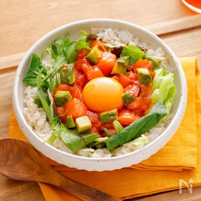 サーモンゆっけサラダ丼_和えるだけ、かんたん♪
