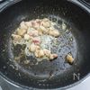 コンソメスープがポイント「ピラフ風チキン焼き飯」の工程1