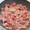 10分おかず♪コク旨【豚こまと新玉ねぎのみそ炒め】の工程2