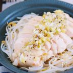 蒸し鶏ともやしのネギ塩ソースがけ【#レンジ #包丁不要】
