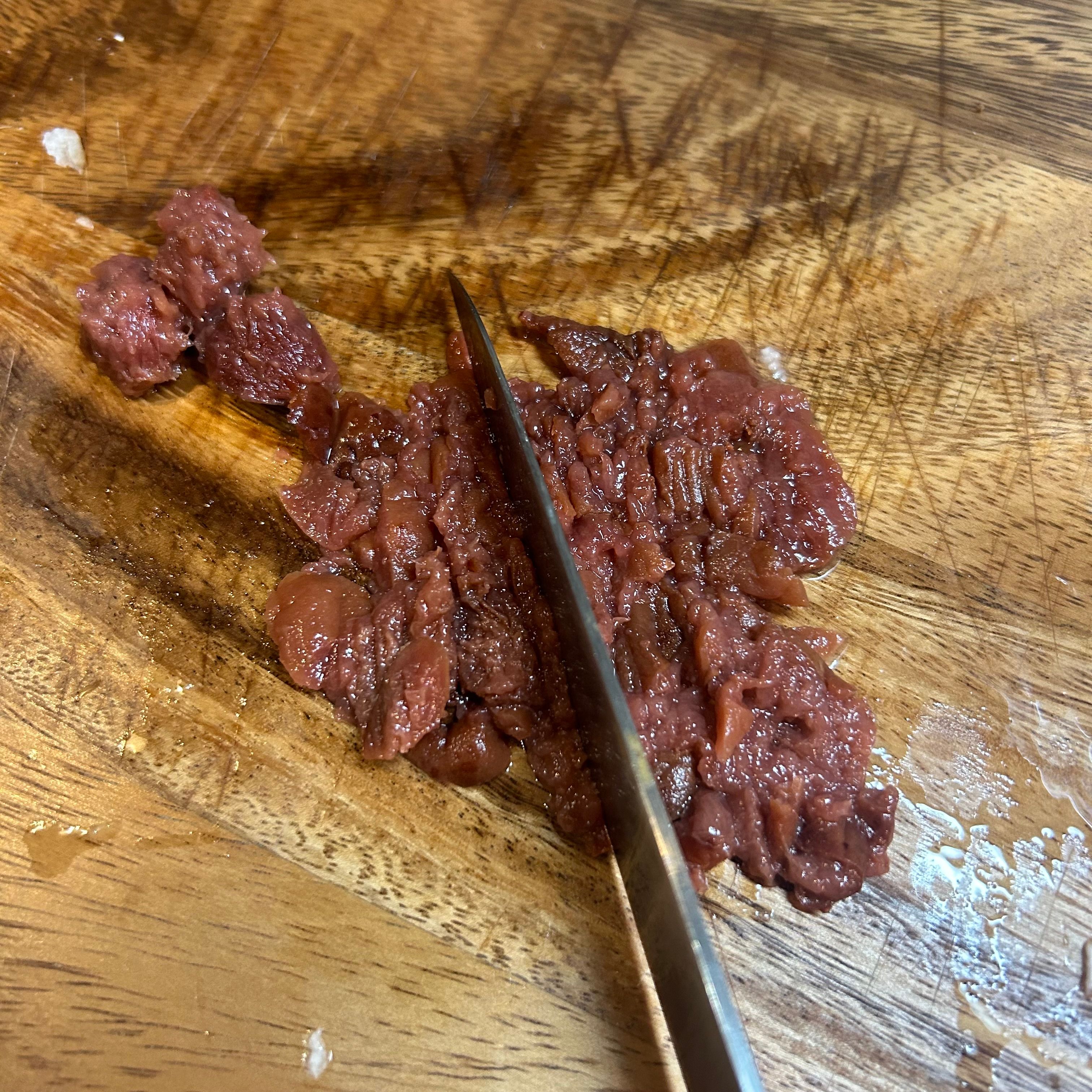 長芋を切り、梅干しを細かく刻む