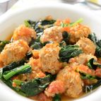 【肉団子とほうれん草のトマト煮込み】豆腐入り肉団子が柔らか♬
