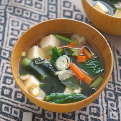冷蔵庫一掃!たっぷりわかめと野菜のすまし汁