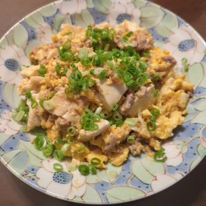 たりおの作ってみた!投稿(爆速10分！包丁まな板不要！【そぼろ豆腐の卵丼】)