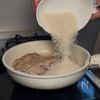 ワンパンで簡単！生米から作るレモンチキンパエリアの工程2