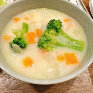 3yの作ってみた!投稿(野菜不足解消♡緑黄色のコンソメスープ)