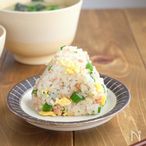 1つで栄養まんてん！冷凍ストックも◎【鮭たまおにぎり】