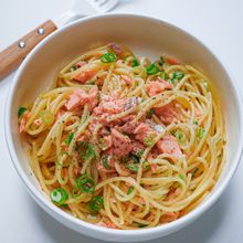 包丁不要！レンチン1回でできる『激うまネギ塩鮭パスタ』