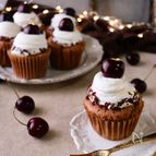 魅惑の味♡ブラックフォレストカップケーキ
