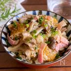 のせて炊くだけ！「きのことベーコンのバター醤油炊き込みご飯」
