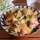 のせて炊くだけ！「きのことベーコンのバター醤油炊き込みご飯」