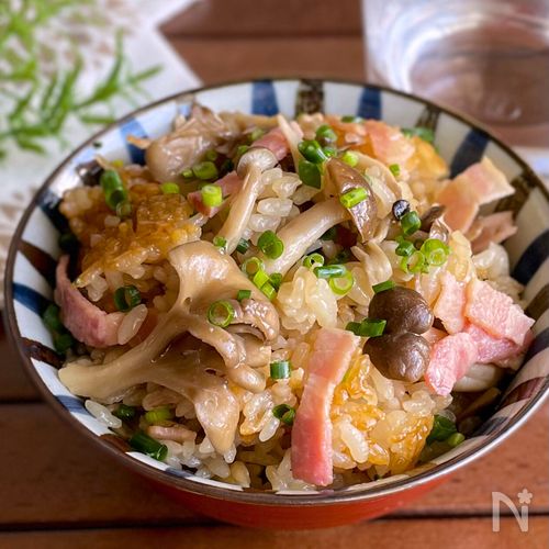 のせて炊くだけ!「きのことベーコンのバター醤油炊き込みご飯」