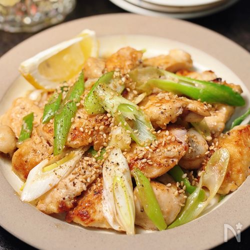 さっぱり旨塩♡ごはんがすすむ【鶏むねとネギの塩レモンソテー】
