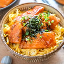 【群馬県産サーモンの照りたま丼】甘辛ガーリック醤油だれで絶品