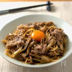 きのこと牛肉の月見すき焼き和風パスタ♪
