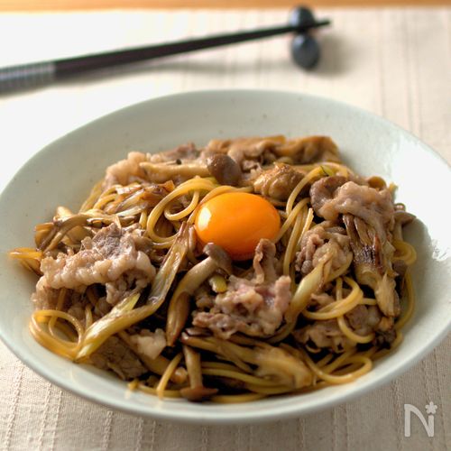 きのこと牛肉の月見すき焼き和風パスタ♪