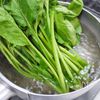茹でて炒めて混ぜる「海老とほうれん草、舞茸の胡麻和え」の下準備