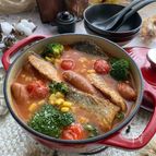 体の芯から温まるトマトジュースで作る鮭のトマト鍋