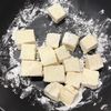 【鶏むね肉とカリカリ豆腐のじゃがマスタード炒め】の工程1