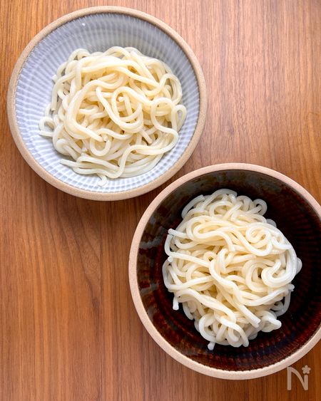 冷凍うどんを解凍し、器に入れる