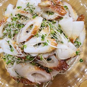 ナムディの作ってみた!投稿(［ちくわと豆苗のホットマヨサラダ］5分でできる！ピリ辛サラダ)