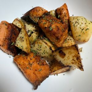 ゆっこの作ってみた!投稿(ホクホク香ばしい♡鮭ポテトのコンソメバター炒め)
