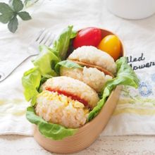 エビチリ風とたまごのマカロンおにぎり＆戻りかつおのマカロン