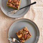 混ぜて焼くだけ！たっぷりナッツの抹茶ケーキ