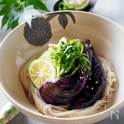 秋の香りすだちの酸味！揚げ焼きなすとささみの冷やかけそうめん