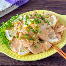 ご飯がすすむ！【鶏むね肉のネギ塩レモン炒め】