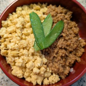 かめちゃん🐢の作ってみた!投稿(5分で絶品!【王道の鶏そぼろ丼】簡単・混ぜるだけ♡)