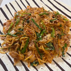 楽ラク手抜キッチン🐶🐾の作ってみた!投稿(1品で大満足！ピリうま【豚キムチ焼きそば】)