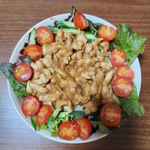 とももの作ってみた!投稿(野菜もたっぷり食べれる♡『鶏むね肉の肉味噌サラダ』)