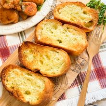 混ぜて塗って焼くだけ！お店のような本格ガーリックトースト★
