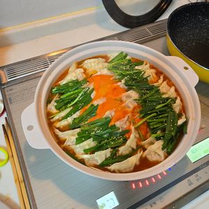とよやんの作ってみた!投稿(簡単♪【餃子キムチ鍋】業スー食材で節約！)