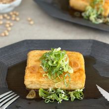 【しっとりジューシー】にんにく醤油の豆腐ステーキ