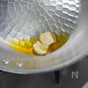 ソースが絡む「海老のトマトソースフジッリ」の工程1