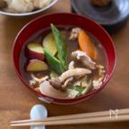 秋の味覚たっぷり！きのことさつまいも入り豚汁