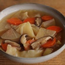 餃子の皮が余ったら♪具沢山ひっつみ汁風
