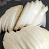 レンチン5分で旨味ぎゅっ【新玉ねぎの塩昆ツナ和え】の工程1